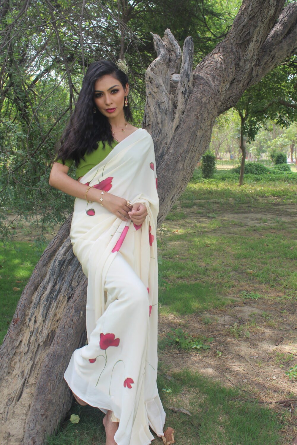 Little Red Poppies Saree - Image 4