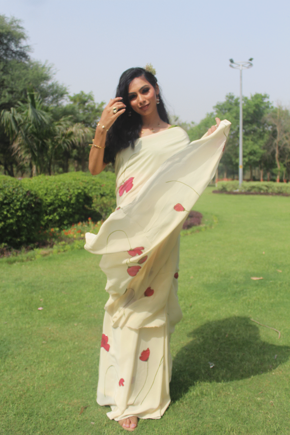 Little Red Poppies Saree - Image 5