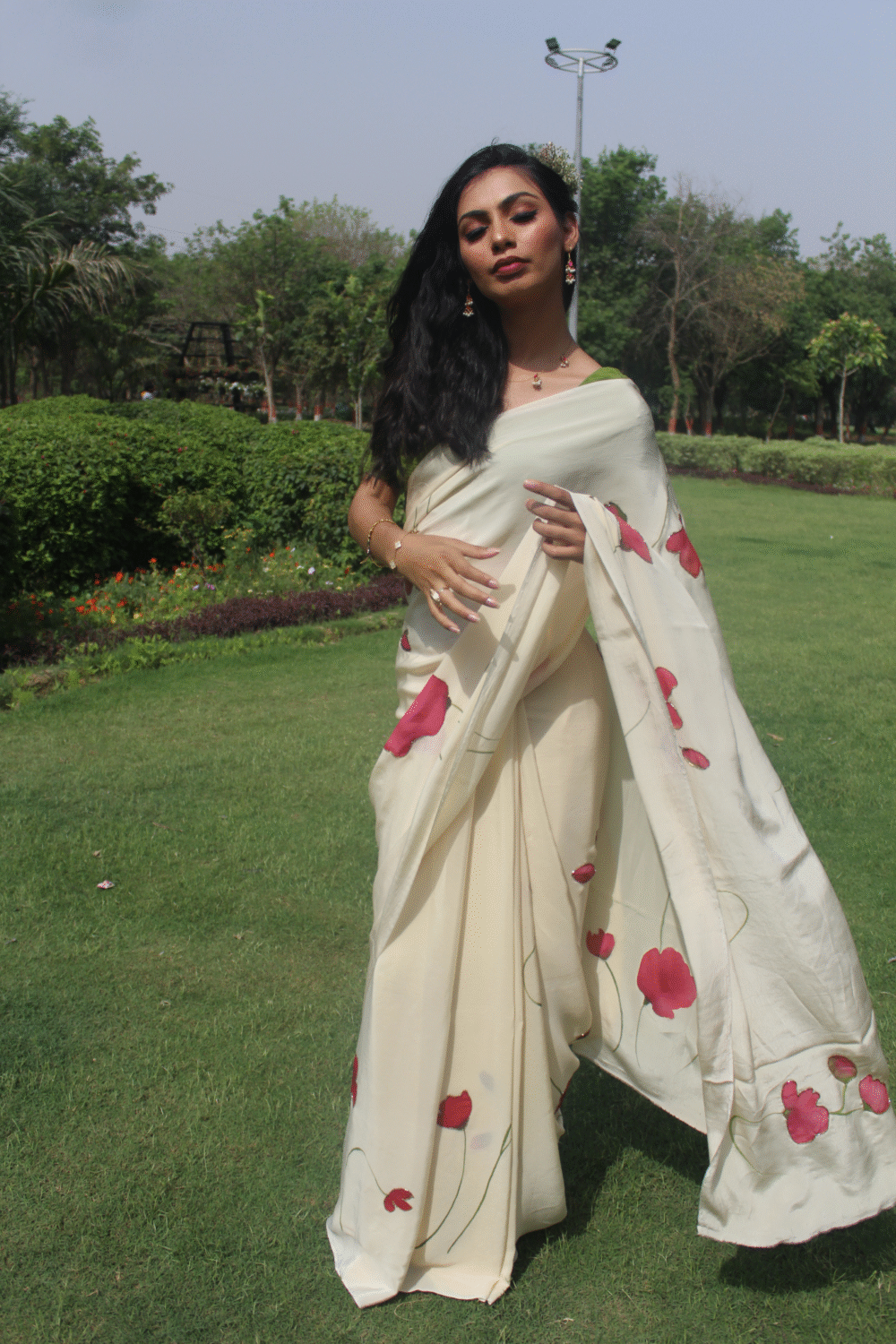 Little Red Poppies Saree - Image 3